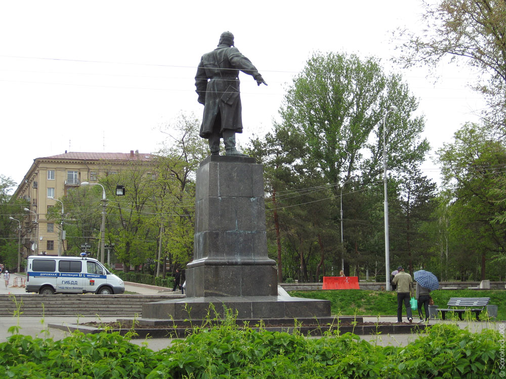 Памятник Виктору Хользунову в Волгограде