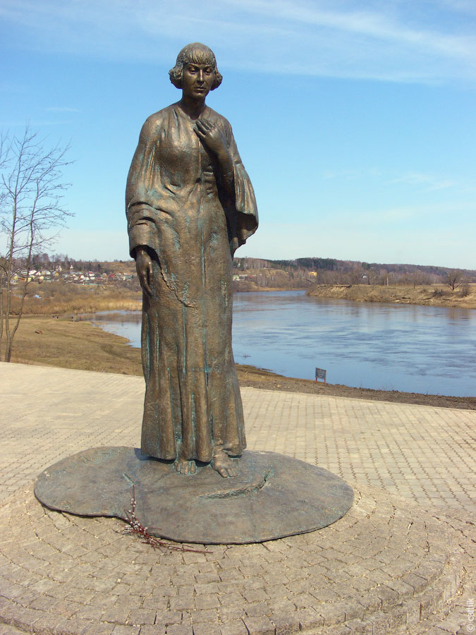 Памятник Марине Цветаевой в Тарусе