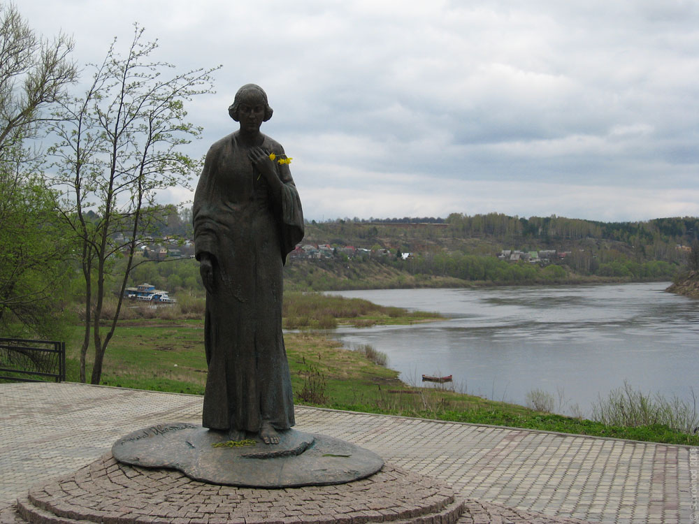 Памятник Марине Цветаевой в Тарусе