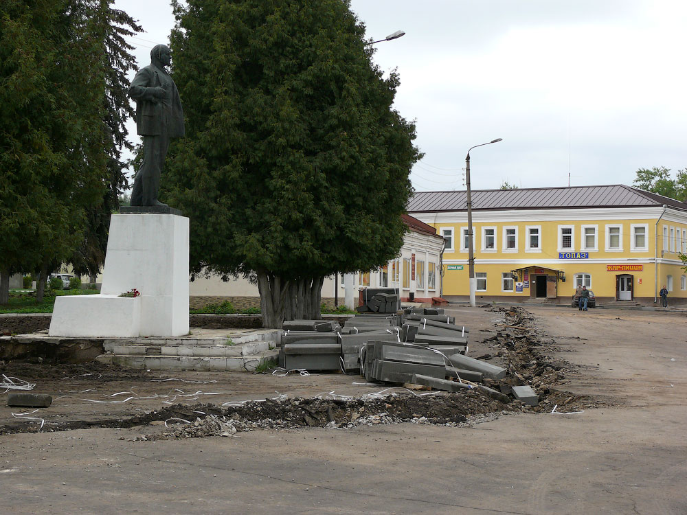 Памятник Ленину в Тарусе